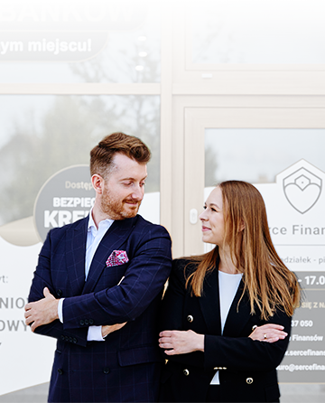 Justyna i Paweł Kowalewscy przed biurem Serce Finansów w Suwałkach